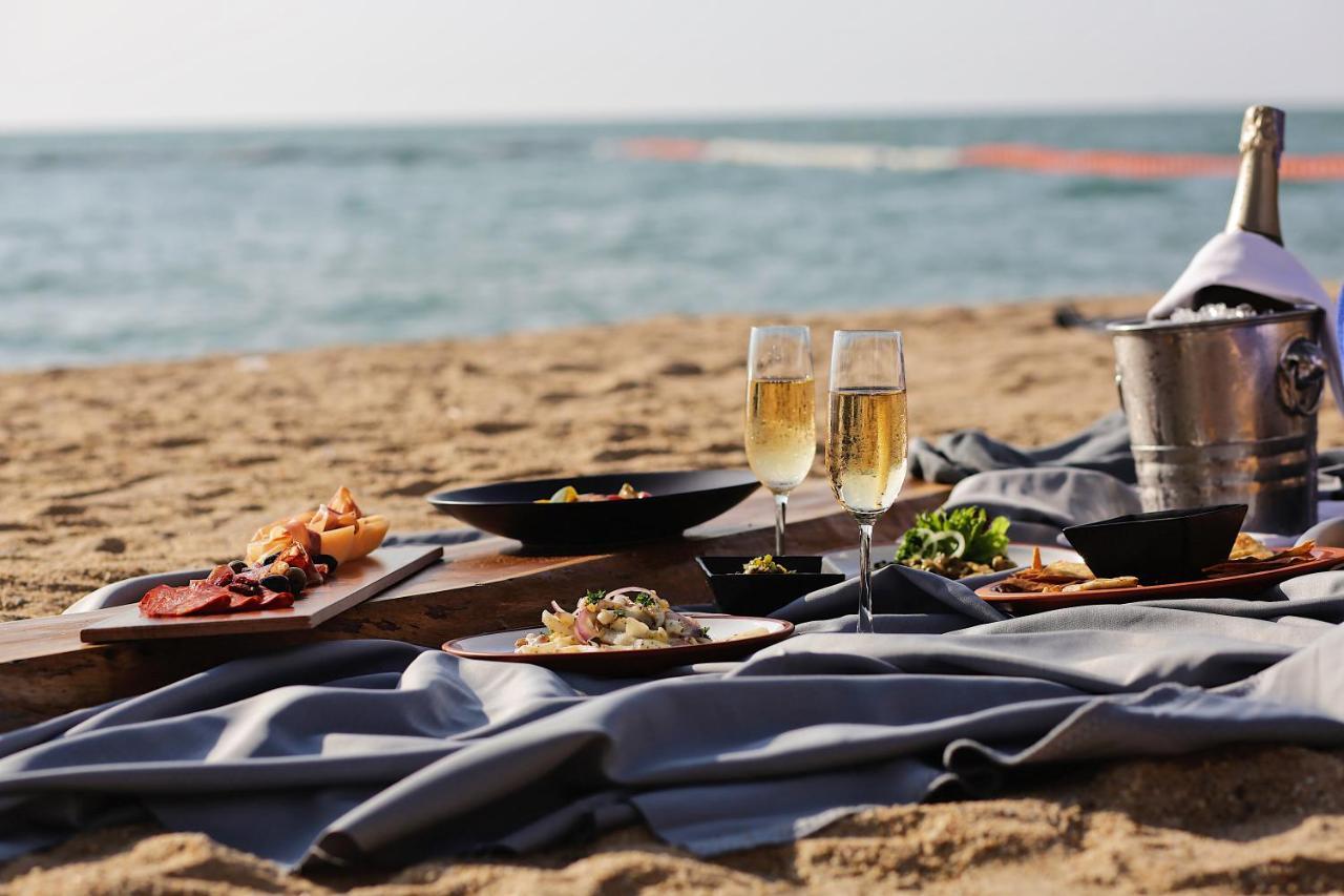 Pullman Pattaya Hotel G Εξωτερικό φωτογραφία A beach picnic