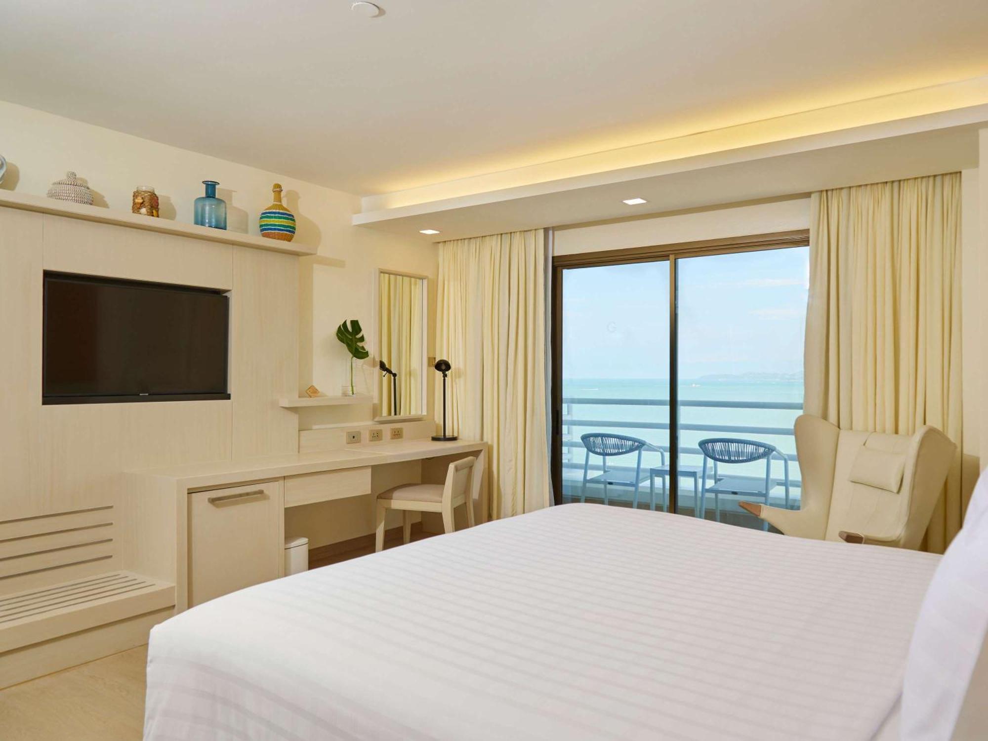 Pullman Pattaya Hotel G Εξωτερικό φωτογραφία A bedroom at the Hilton Phuket Arcadia Resort and Spa